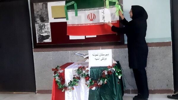 آذین‌بندی دهه فجر و نواخته شدن زنگ انقلاب در دبیرستان حضرت آسیه(س) حاجی‌آباد