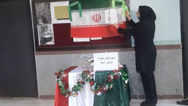 آذین‌بندی دهه فجر و نواخته شدن زنگ انقلاب در دبیرستان حضرت آسیه(س) حاجی‌آباد