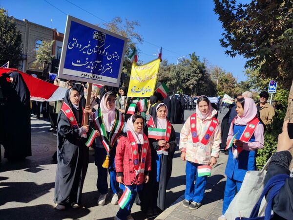 حضور پر شور دانش آموزان نیشابوری در راهپیمایی ١٣ آبان