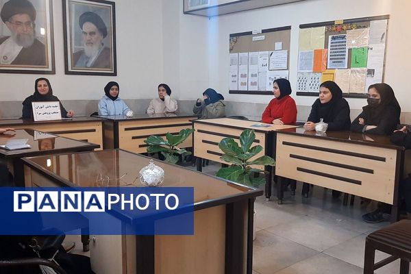 جلسه مدیر با دانش آموزان منتخب پژوهشسرا در دبیرستان شهدای هسته ای قرچک