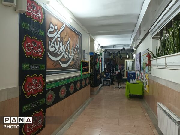 دبستان معراج منطقه ۱۰ تهران میزبان زائران مراسم تشییع رهبر شهید 