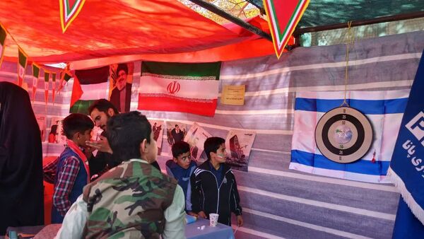 برپایی غرفه‌های سازمان دانش‌آموزی خراسان‌جنوبی در راهپیمایی 13 آبان