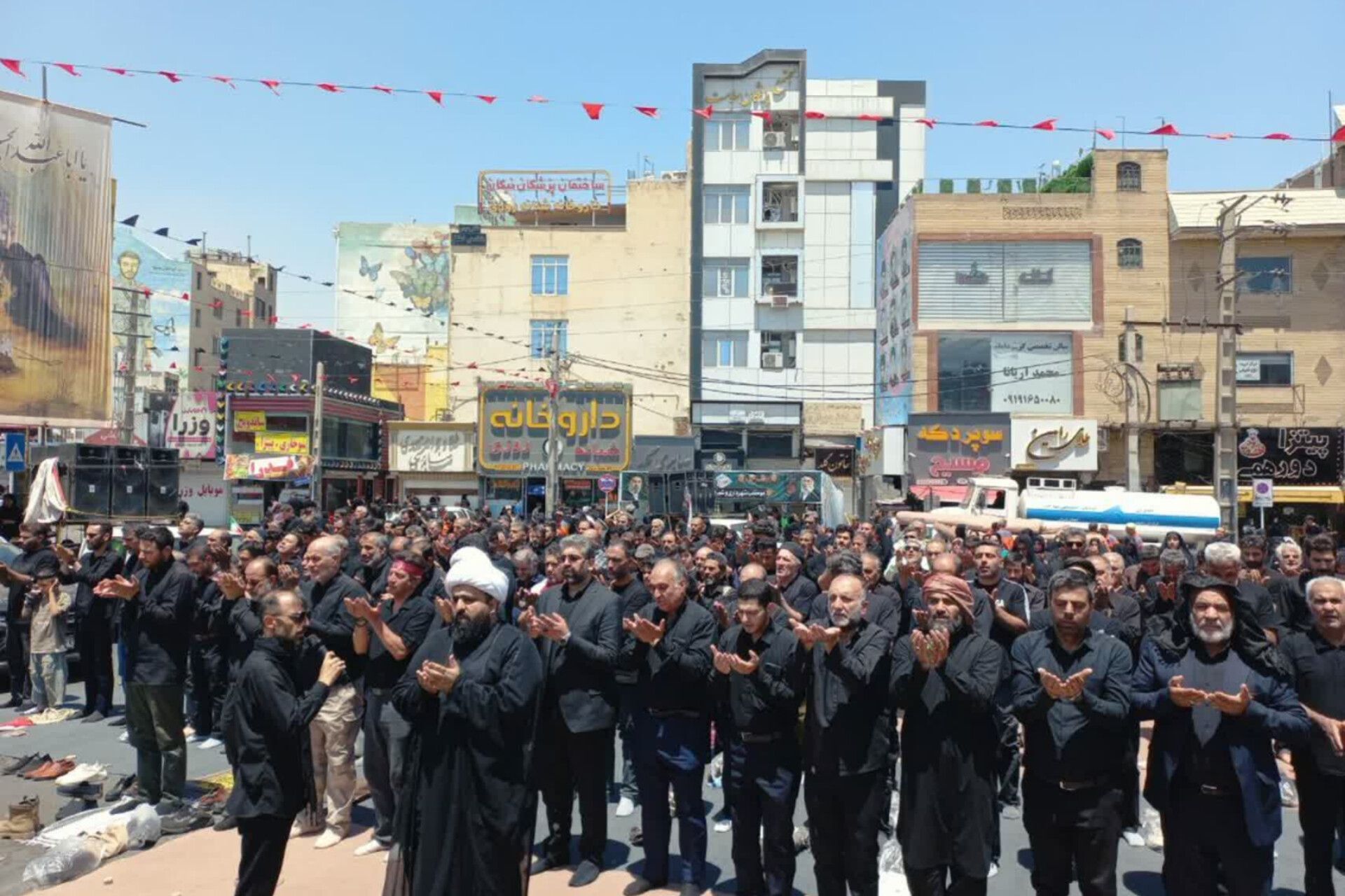 نماز ظهر عاشورا در میدان امام خامنه‌ای