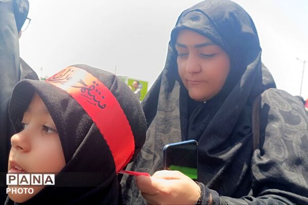 اجرای گروه سرود ریحانه‌الحسین پردیس در مراسم تشییع  رهبر شهید