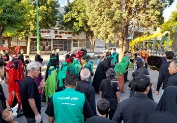 حضور گسترده عزاداران در مراسم معنوی عصر عاشورای حسینی