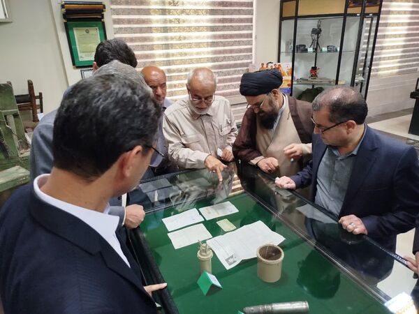 بازدید فرماندار کاشمر از موزه دفاع مقدس در زیارتگاه شهید مدرس(ره)
