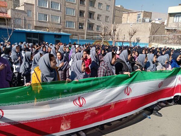 حال و هوای دبیرستان دانش‌نیا در  جشن‌های اعیاد شعبانیه و دهه فجر 