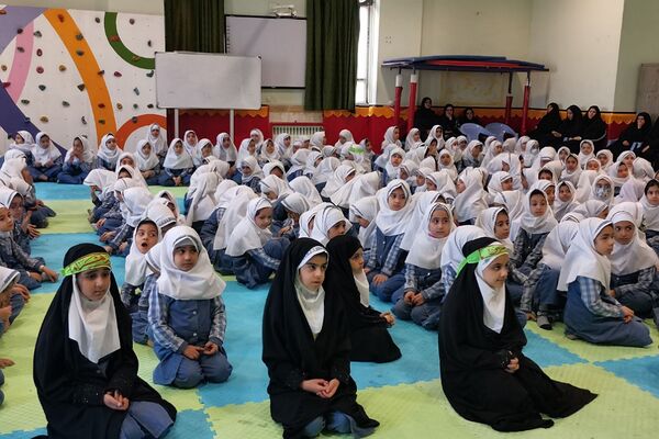 مراسم عزاداری و توزیع نذری به‌مناسبت شهادت حضرت فاطمه زهرا (س) در مدارس شهرستان ورامین