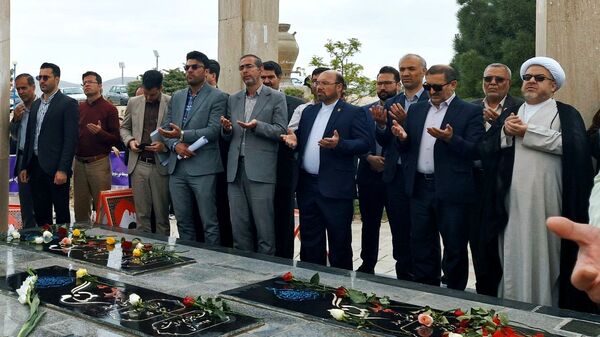 غبار روبی مزار شهدا در قوچان 