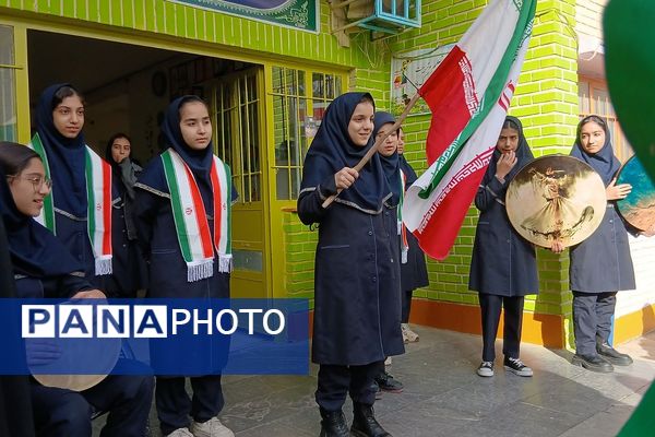 هنرنمایی دانش‌آموزان ناحیه دو شهرری در جشن انقلاب 