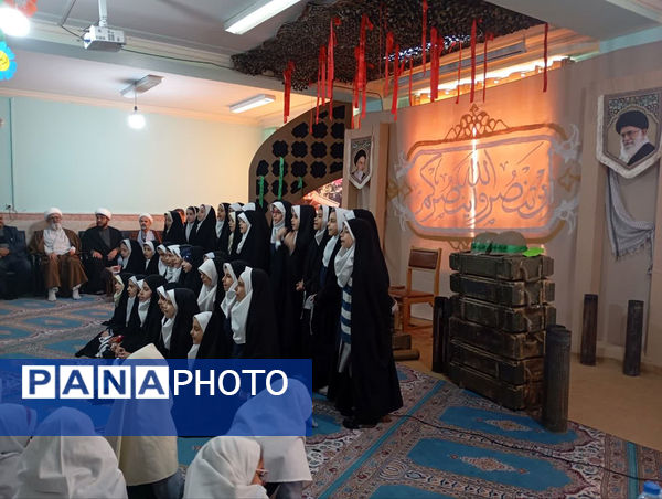 جلوه‌هایی از انس و ارادت دختران دانش‌آموز مدرسه انقلاب اسلامی۲ قم به شهیدان