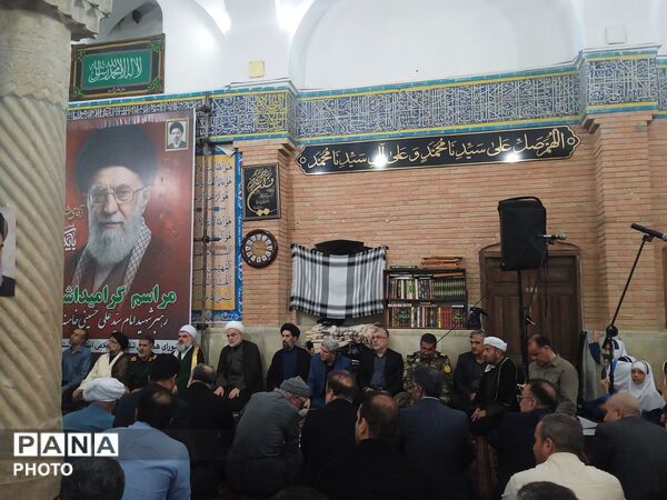 مراسم گرامیداشت رهبر شهید در مسجد جامع سنندج