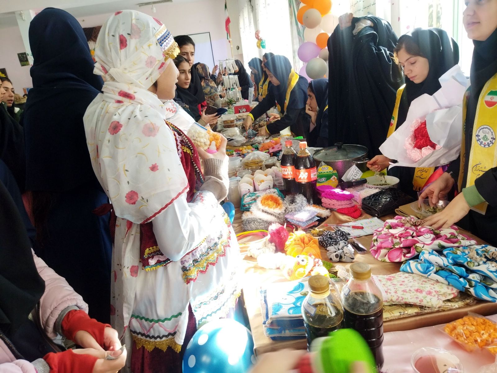 بازارچه دست‌سازه‌های دانش‌آموزان شهر راز