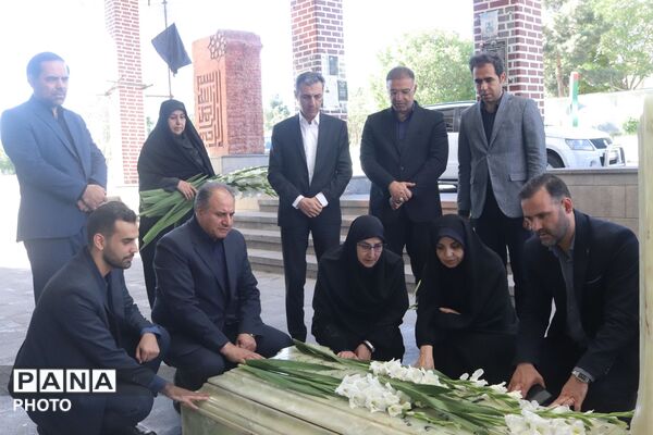ادای احترام معاون آموزش ابتدایی وزارت آموزش و پرورش به مقام شامخ شهدای معلم و دانش آموز در تبریز