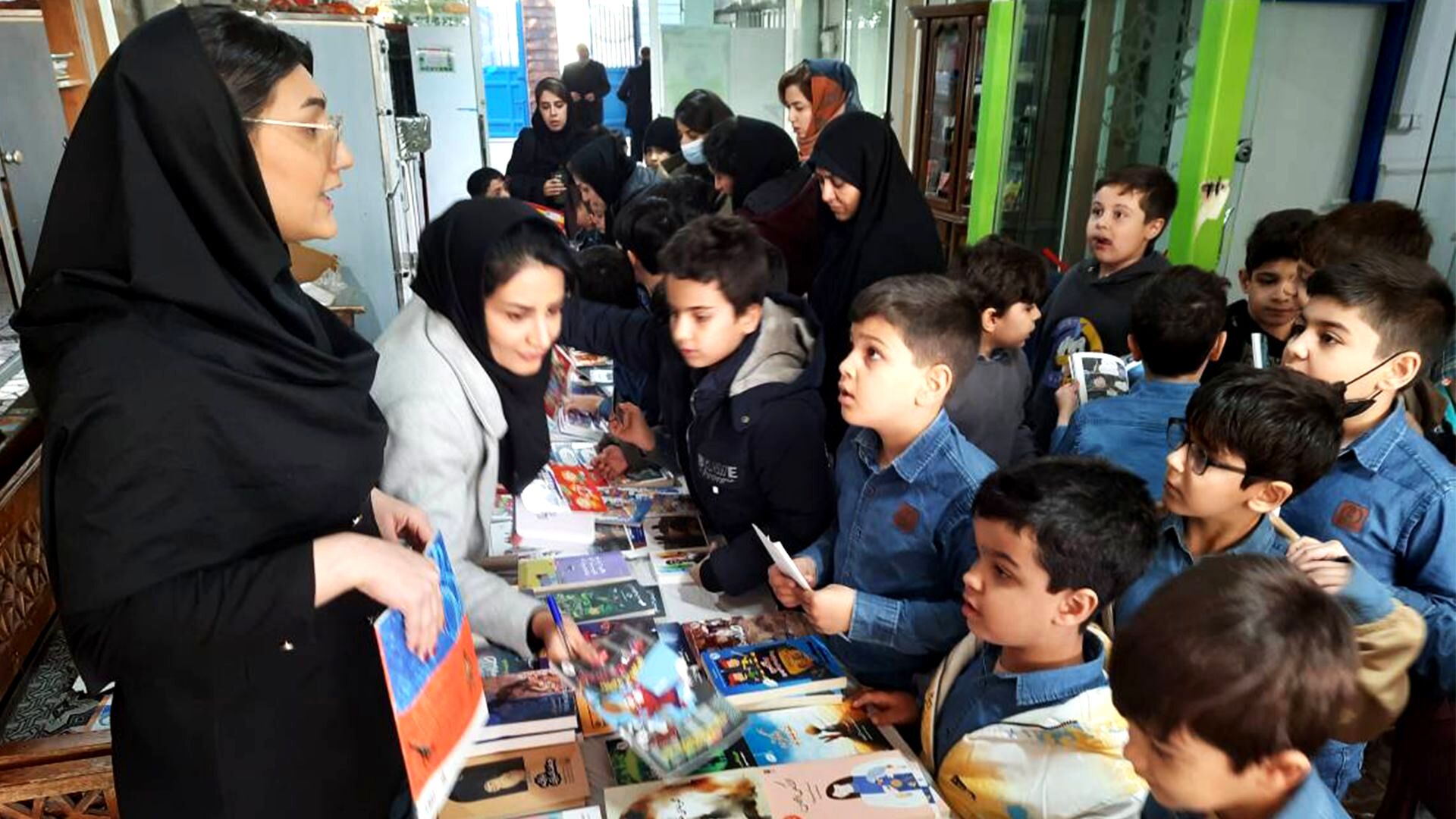 نمایشگاه کتاب در مدرسه ام‌البنین بیران‌شهر برگزار شد