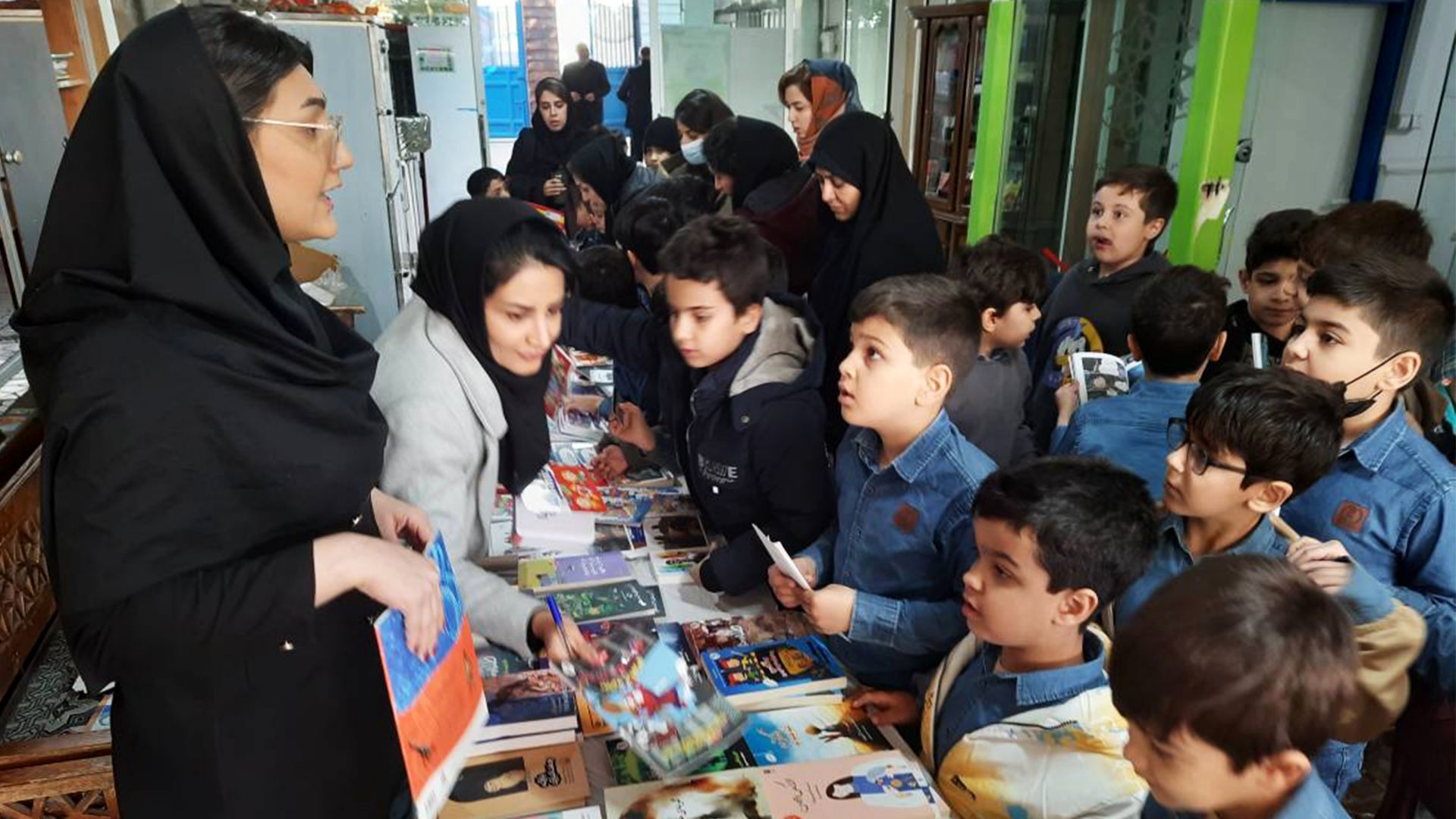 نمایشگاه کتاب در مدرسه ام‌البنین بیران‌شهر برگزار شد