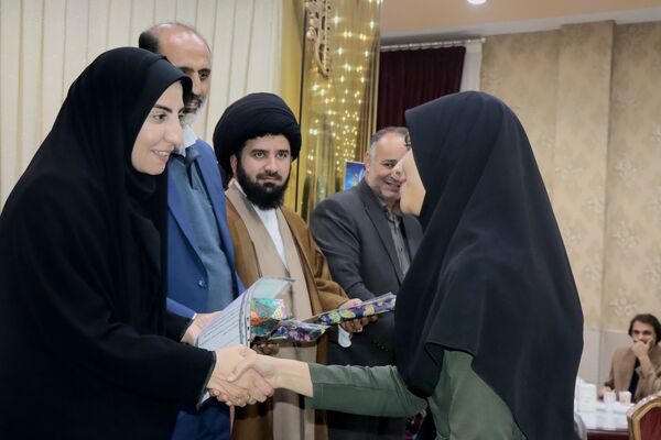 جشن فارغ‌التحصیلی دانش‌آموزان دختر بروجنی