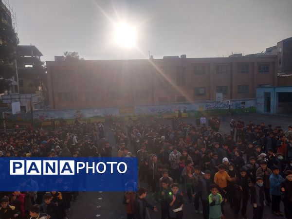 اهدای هدیه به معلمان به‌مناسبت میلاد حضرت علی (ع) و روز پدر در دبستان هیات امنایی فرهنگ