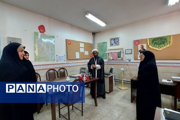 بازدید سرپرست معاونت پرورشی اداره آموزش و پرورش کهریزک از دبیرستان زنده‌یاد الهام شریعت