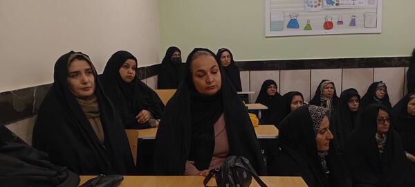 جلسه انجمن اولیا و تحویل کارنامه هشدار دبیرستان مادرمهربان خلیل آباد