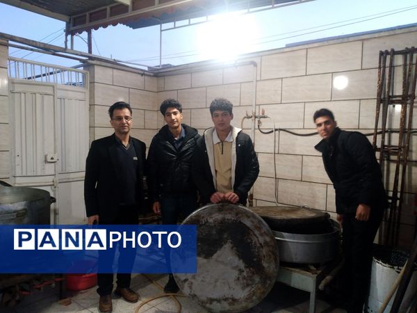 آماده‌سازی غذای افطاری با کمک دانش‌آموزان دبیرستان نمونه آیت‌الله خامنه‌ای 