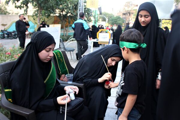 حماسه حضور نوجوانان کفن‌پوش قمی در راهپیمایی «عهد خون»