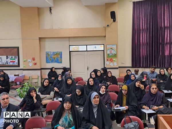 نخستین نشست هم‌اندیشی مراقبین سلامت منطقه ۱۰ تهرا‌ن در سال تحصیلی جدید