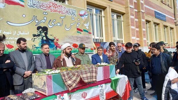 وداع دانش‌آموزان مراغه با شهید گمنام