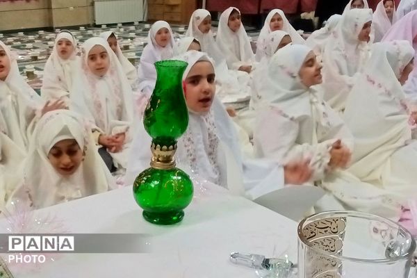 جشن روزه اولی‌ها در دبستان الهام حاجیان ناحیه دو شهرری 