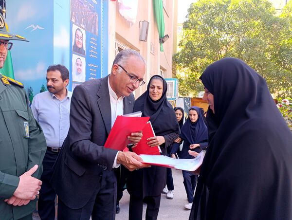 نواختن زنگ سپاس معلم در دبیرستان و دبستان میرزا جعفر سروقد