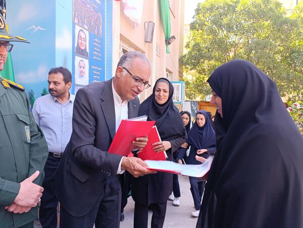 نواختن زنگ سپاس معلم در دبیرستان و دبستان میرزا جعفر سروقد