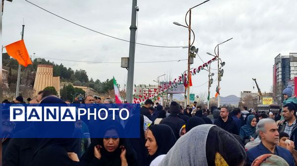 حضور گسترده مردم و دانش‌آموزان خرم‌آباد در جشن ۲۲ بهمن؛ جلوه‌ای از شور انقلابی و وحدت ملی