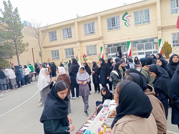 برپایی بازارچه دانش آموزی در دبیرستان شاهد هاجرشهرستان کاشمر