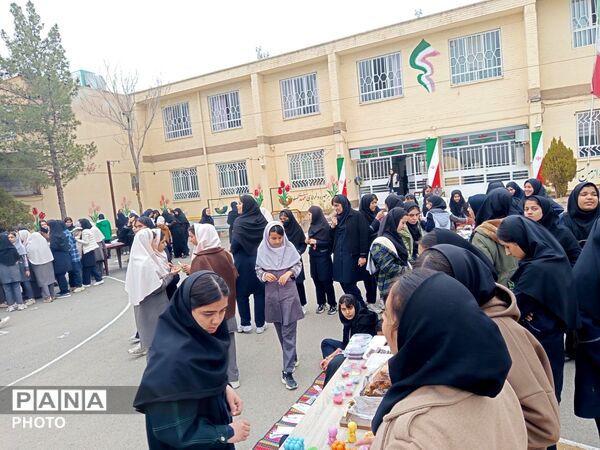 برپایی بازارچه دانش آموزی در دبیرستان شاهد هاجرشهرستان کاشمر