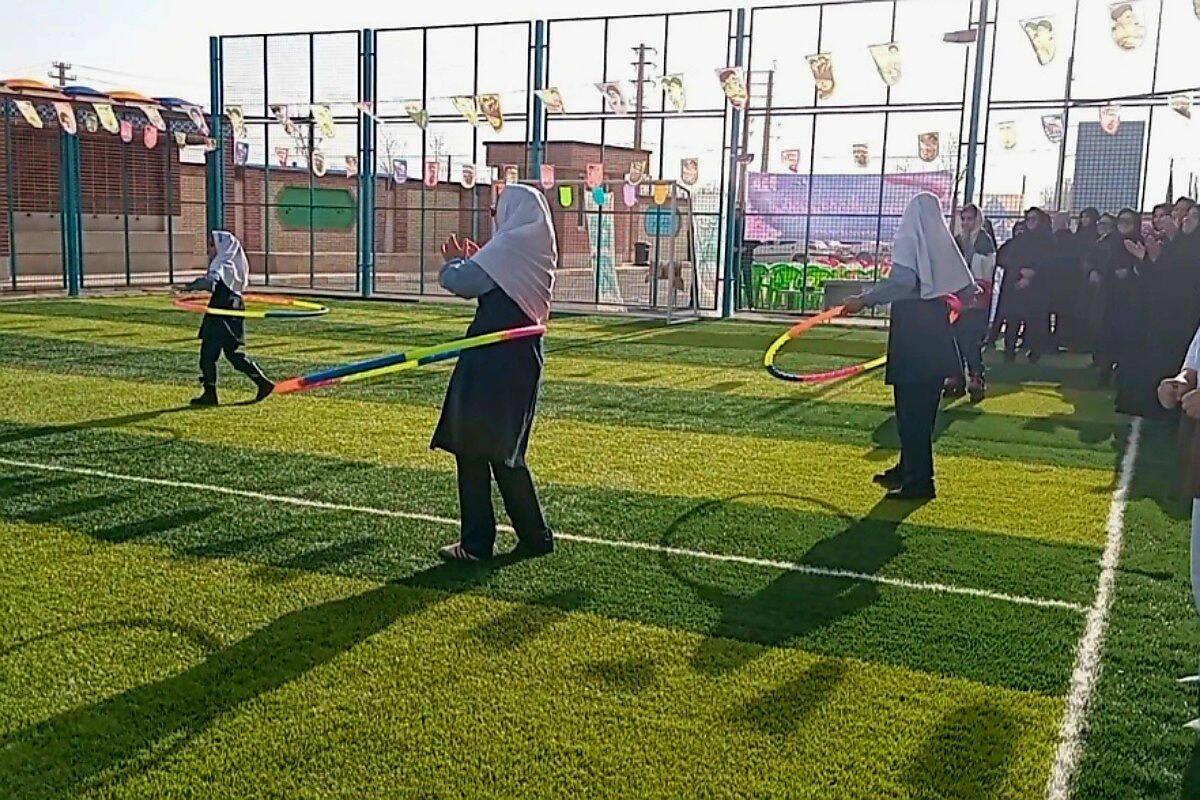 افتتاح زمین چمن مصنوعی آموزشگاه دخترانه شاهد فرهنگ همزمان با جشن ۲۲ بهمن