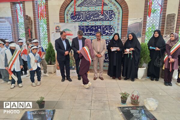 غبار روبی مزار شهدا در پردیس همزمان با هفته سلامت