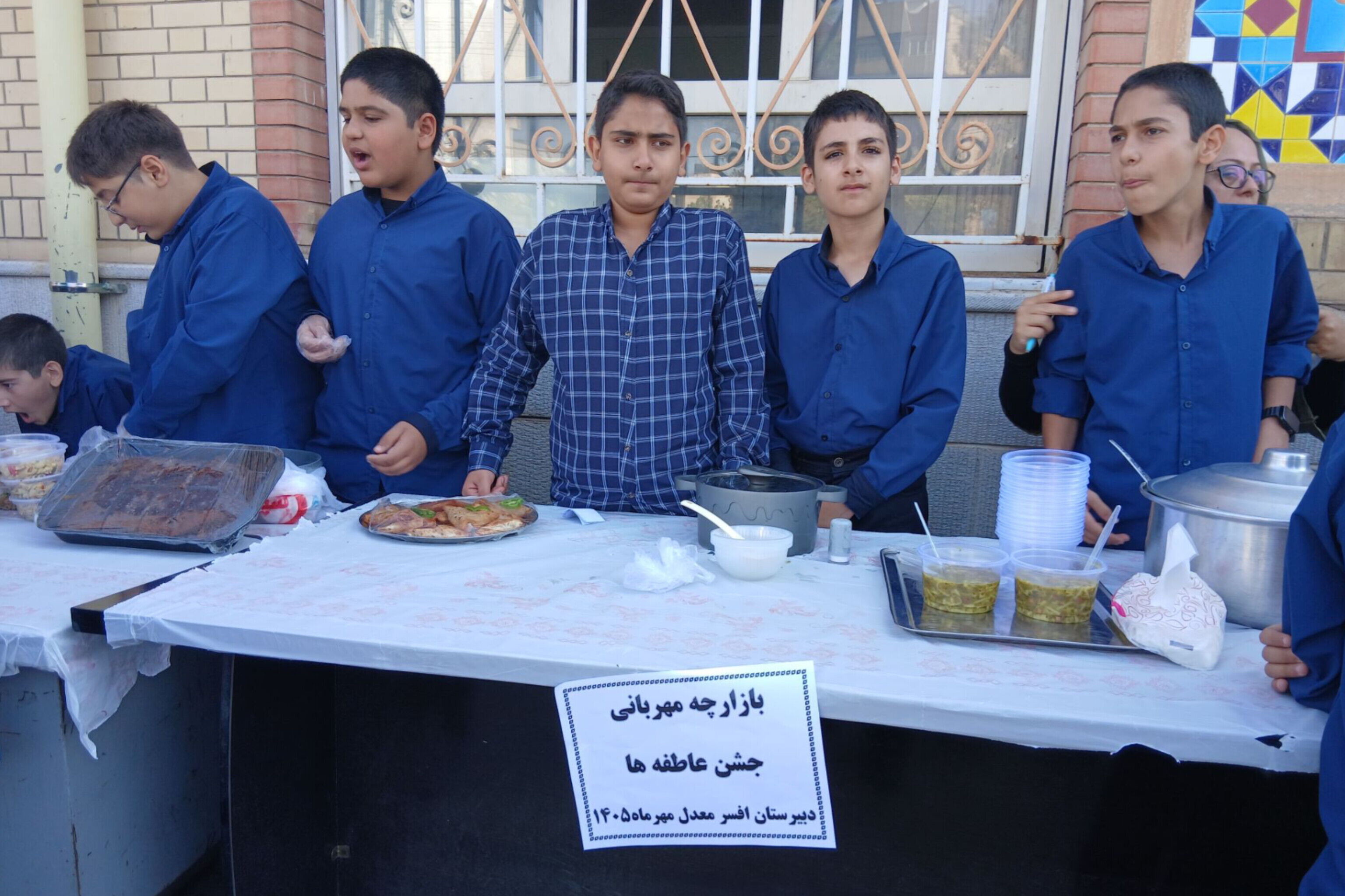 جلوه همدلی و مهارت‌آموزی در بازارچه مهربانی دبیرستان افسر معدل شیراز