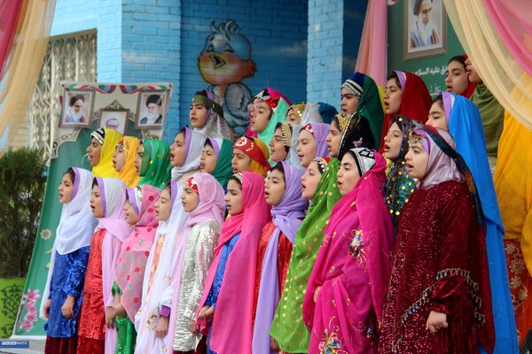 آیین سپاس معلم در مدارس استان چهارمحال و بختیاری برگزار شد
