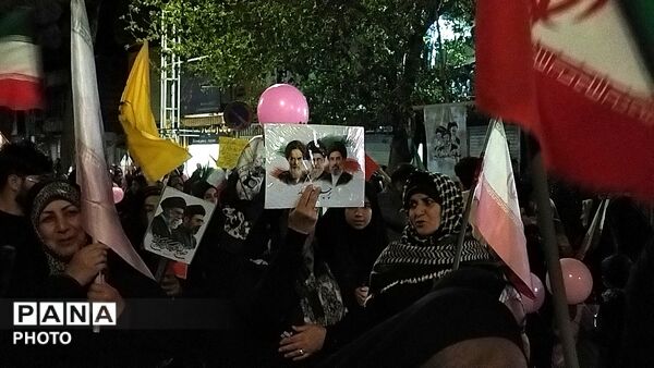 دختران نیشابوری در صف اول تجمعات-۲