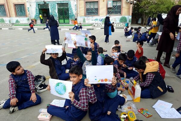 بمناسبت روز جهانی کودک برپایی جشنواره صبحانه سالم در دبستان پسرانه سرافراز ناحیه۷ مشهد