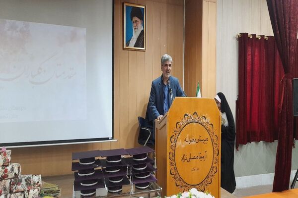 مراسم تجلیل از همیار معلم‌های نمونه دبیرستان آرمیتا مصلی نژاد