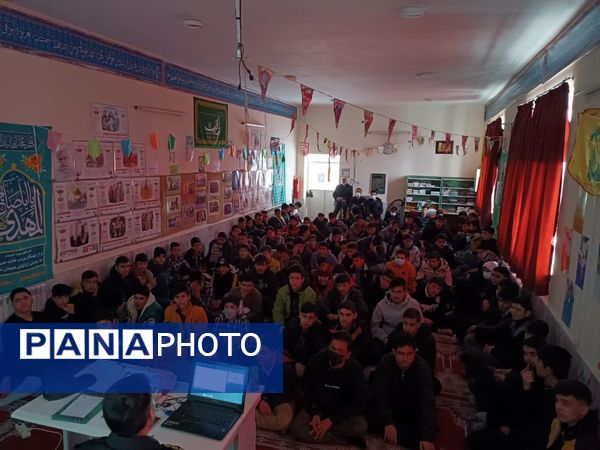 کارگاه آموزشی پیشگیری از آسیب‌های فضای مجازی در دبیرستان رجایی