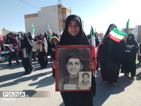 حضور دانش‌آموزان دبیرستان باهنر  در راهپیمایی روز هفتم شهادت رهبر انقلاب
