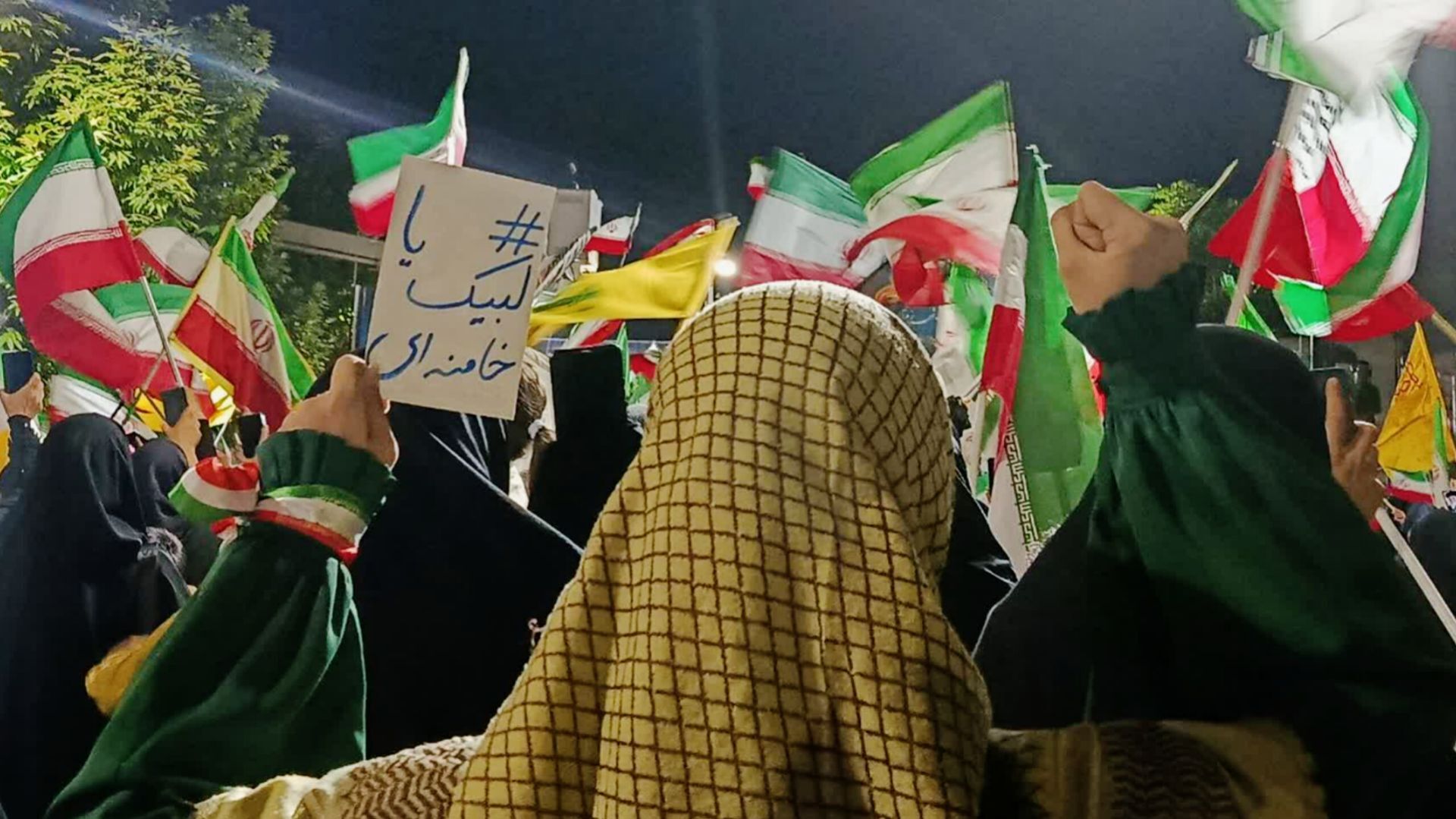 قلب‌های مردم به عشق وطن در چهار باغ خرم‌ آباد، برای ایران تپید