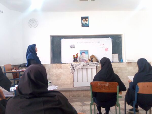 کلاس آمادگی و دفاعی با رنگ و بوی شهدا در دبیرستان فاطمیه