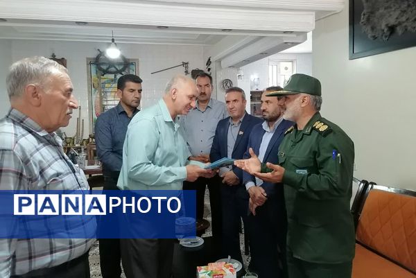 دیدار مسئولین شهر بیضا از خانواده شهدا