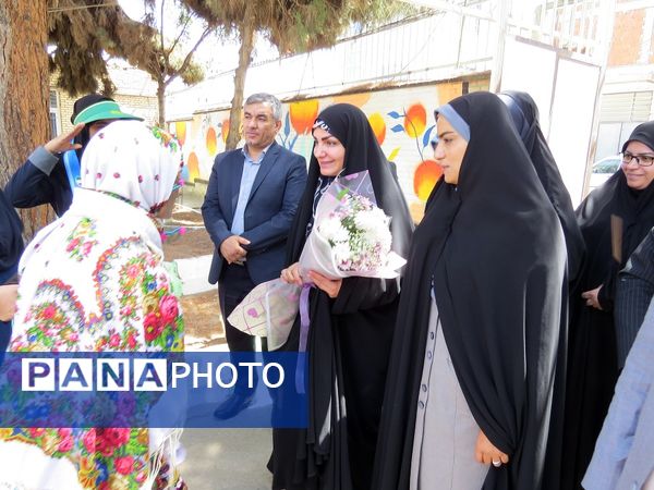بازدید مشاور وزیر آموزش و پرورش در امور زنان از دست‌سازه‌های دانش‌آموزان دبیرستان 22 بجنورد