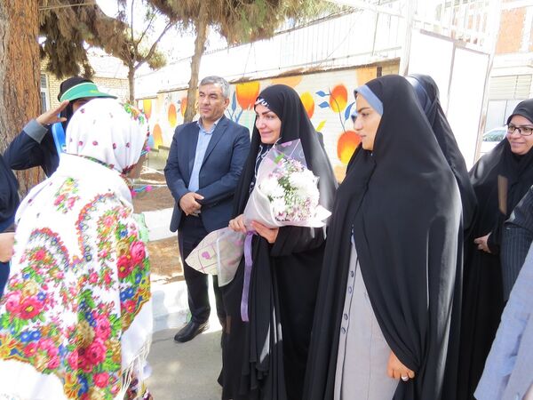 بازدید مشاور وزیر آموزش و پرورش در امور زنان از دست‌سازه‌های دانش‌آموزان دبیرستان 22 بجنورد