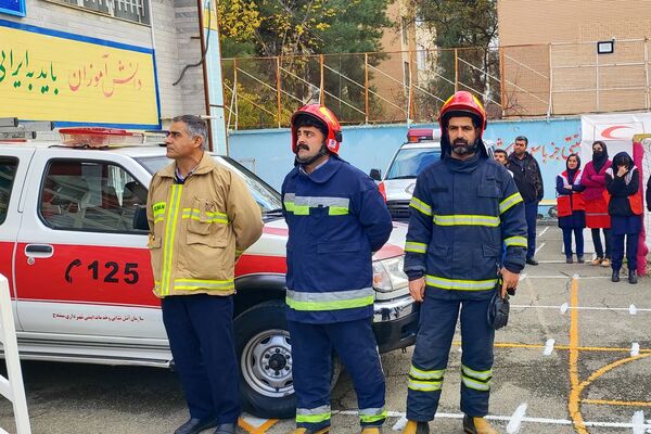برگزاری مانور زلزله در مدرسه شهیده مهری رزاق‌طلب سنندج