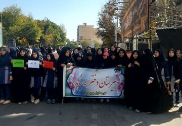 حضور پرشور دانش آموزان دبیرستان شاهد بروجرد در راهپیمایی ۱۳ آبان
